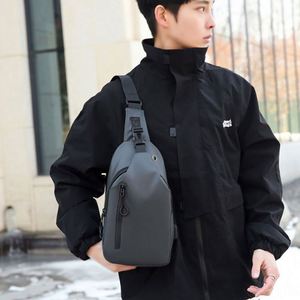 Sac bandoulière de poitrine imperméable pour homme, décontracté, sportif, de voyage, avec port USB - Product Image 3