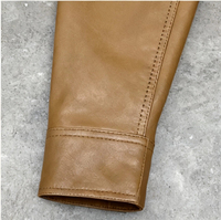 Weicher Mantel aus hochwertigem Schafleder in Karamellfarbe, Hemdkragen, einzelne Tasche, Druckknöpfe, elastischer Saum, jugendlich, lässig
