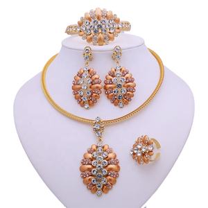 Ensemble de Bijoux Économique en Alliage Doré pour Femme, Parure de Mode pour Mariage ou Fête, Incluant Boucles d'Oreilles et Bracelet, Idéal pour un Cadeau - Product Image 3