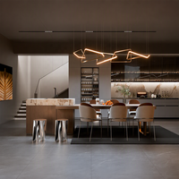 Système de cuisine modulaire italien minimaliste avec évier, plans de travail en stratifié marbré, glissières de tiroirs à fermeture douce, blanc laqué brillant
