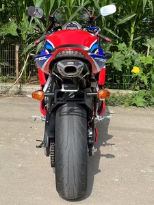Motocyclettes haute performance alimentées par un moteur 4 cylindres en ligne de 1000 cm³ pour la conduite en ville et sur autoroute Honda1 CBR1000rr - Product Image 3