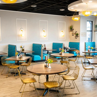 Ensemble de sièges de restaurant en cuir capitonné bleu personnalisé avec boutons, chaise en fil doré et table ronde pour café et bistro
