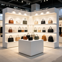 Maßgefertigte Modische Massivholz-Vitrine für Handtaschen- und Schuhgeschäfte Gehärtete Glas-Ausstellungsvitrine mit LED-Beleuchtung