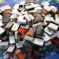 Ensemble de Mahjong Américain Moderne Gravé à 4 Niveaux, 160 Tuiles, avec Tapis en Acrylique Boutique Lanterne Impériale pour Événements de Luxe et Poker