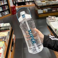 Grande Bouteille d'Eau de Sport de 2 Litres avec Paille Tendance Portable Simple Anti-Fuite et Résistante aux Chutes en Plastique au Design Moderne