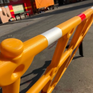 Barrières de circulation réfléchissantes prismatiques haute intensité HOPE/PVC avec protection IP65, barricades piétonnières pour aéroports et hôtels - Product Image 5
