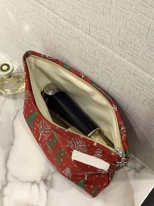 Sac de maquillage de Noël BSCI, sac de rangement en soie scintillante avec motif d'arbre de Noël et de flocon de neige, pochette pour produits de soin de la peau et articles de toilette - Product Image 6