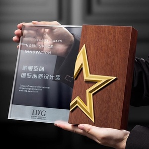 Trophée et médaille personnalisés en bois et cristal avec design étoile à cinq branches et plume - Product Image 6