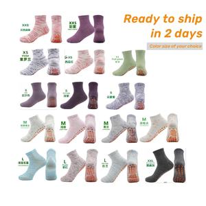 جوارب ترامبولين رياضية مانعة للانزلاق للبيع بالجملة، جوارب ملونة بقبضة مضادة للانزلاق للملاعب الداخلية للأطفال والكبار - Product Image 3