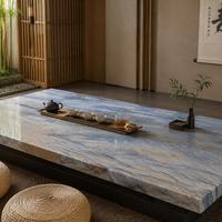 Grande dalle de marbre bleu dynamique à veines fluides, finition polie, idéale pour la décoration murale de chambres modernes et luxueuses, pour hôtels et galeries