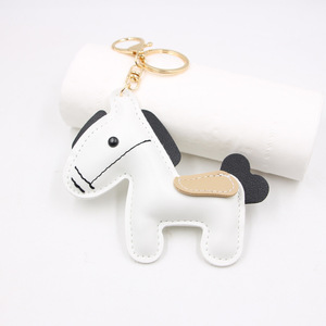سلسلة مفاتيح على شكل حصان لطيف مصنوعة من الجلد الصناعي عالي الجودة مع نقش وطباعة، مناسبة للرجال والنساء في عيد الأم - Product Image 6