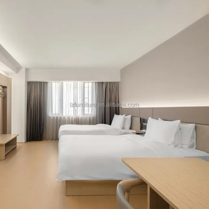 Venta al por mayor directa de fábrica: Cama de hotel con marco de madera de panel MDF personalizado de bajo costo y sábanas para conjunto de muebles de dormitorio doble para resort. - Product Image 1