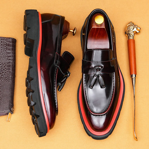 Chaussures habillées à enfiler en cuir de vachette verni brillant rouge bordeaux avec pompon décoratif, bande rouge contrastante, semelle épaisse antidérapante à crampons et bout rond - Product Image 3