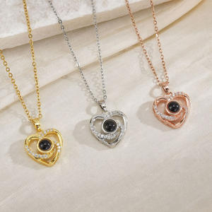 สร้อยคอจี้ฉายภาพรูปหัวใจประดับเพชรซิคอนอัลลอยด์ ของขวัญวันวาเลนไทน์สุดอินเทรนด์สำหรับผู้หญิง ได้รับ<span class=keywords><strong>ก</strong></span>ารรับรองมาตรฐาน CE  สามารถใส่รูปภาพส่วนตัวได้ - Product Image 2