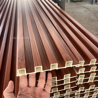 Cloison de séparation intérieure en lamelles WPC Panneaux en PVC pour mur intérieur Persienne en WPC grands panneaux muraux