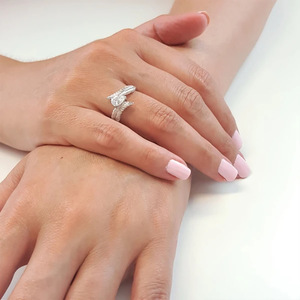 Anillo de Compromiso F251 con Pluma, Plata 925, Zirconia Corte Pera, Engaste de Garras, Joyería Fina para Mujer - Product Image 4