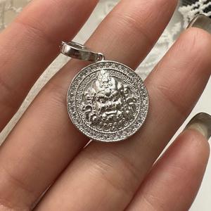 Colgante de Plata Pura S925 con Diseño de Dios de la Riqueza, Estilo Chino Moderno, Diseño de Nicho con Temperamento Simple y Lujoso - Product Image 2