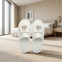 Chaussons d'hôtel jetables en EVA blancs à bout fermé avec logo brodé de haute qualité pour hôtels