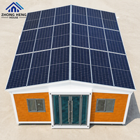 Villa préfabriquée moderne à énergie solaire avec panneaux de toit intégrés, porte double en verre, espace intérieur pratique, maison modulaire
