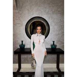 Vestido de Noche de Lujo Color Crema con Detalle de Rosas en la Espalda, Largo hasta el Suelo, Cintura Imperio, Tirantes Finos y Decoración de Perlas para Fiesta de Graduación - Product Image 3