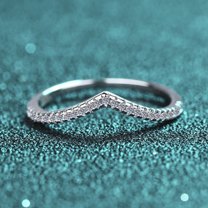 <span class=keywords><strong>Prix</strong></span> de gros usine Bague de mariage empilable pour femme en argent sterling S925 avec moissanite VVS1 complète et motif V <span class=keywords><strong>Chevron</strong></span> <span class=keywords><strong>demi</strong></span>-pavé - Product Image 3