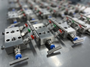Valvola Collettore a 2 Vie NAI LOK 6000psi, Montaggio a Flangia 1/2 NPT, SS316 Inconel 625, Collettore Manometro a 2 Vie Tipo R T Alta Pressione 414 Bar - Product Image 4
