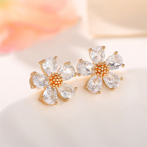 Orecchini a Perno con Graziose Margherite per Donne, Piccoli Accessori per Orecchie a Forma di Fiore per Uso Quotidiano - Product Image 3