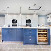 Armoire de cuisine avec étagère ouverte et rail de suspension pour le stockage des casseroles et des poêles