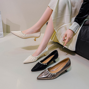 Escarpins à bout pointu et talons fins avec perles, nouvelle collection printemps-automne 2026, en cuir souple français plissé, coupe basse - Product Image 4