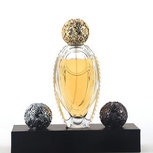 Bouteilles de parfum de luxe en forme de feuille de conception spéciale avec couvercle en zamac pulvérisateur à sertir continu 15CC <span class=keywords><strong>60ml</strong></span> atomiseur de parfum - Product Image 1