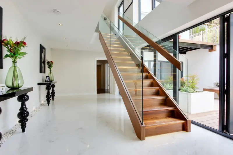 Modern ev Loft merdiven kauçuk ahşap görünmez duvar yan merdiven tasarımları