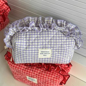 <span class=keywords><strong>Sac</strong></span> <span class=keywords><strong>de</strong></span> maquillage matelassé à carreaux avec bord à volants décoratif grande capacité fermeture éclair coton <span class=keywords><strong>sac</strong></span> cosmétique <span class=keywords><strong>sac</strong></span> <span class=keywords><strong>de</strong></span> maquillage <span class=keywords><strong>de</strong></span> <span class=keywords><strong>voyage</strong></span> pour les femmes - Product Image 5