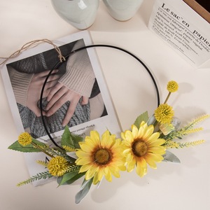 Décoration murale demi-cercle Joyful Sunflower en tissu tressé plastique, motif tournesol artificiel, pour la maison et les mariages CF01124 - Product Image 3