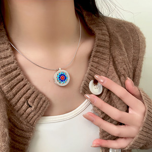 Collar con colgante de flor esmaltada de plata de ley S925, diseño redondo para mujer, accesorio fino para uso diario - Product Image 3