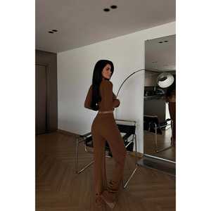 Ensemble en tricot marron avec détails boutonnés, tissage au crochet et motif imprimé - Product Image 1