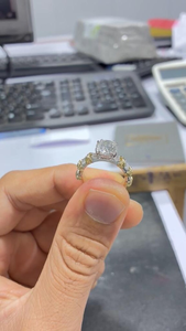 Anillo de compromiso APRICOT JEWELS para mujer con diamante de laboratorio de 2 quilates, tallo de diamante retorcido, oro amarillo de 14K, estilo Hiphop, para aniversario, joyería fina - Product Image 5