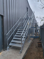 Fabricant de escaliers en acier d'extérieur certifié ISO 9001, escaliers métalliques galvanisés sur mesure pour usage commercial et industriel