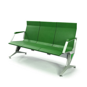 Sillas de espera Tenzo T30 en fila con pasamanos para uso público en aeropuertos, estaciones de tren y hospitales - Product Image 3