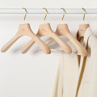 Cintre en bois naturel non fini de luxe avec crochet doré, cintre en bois personnalisé avec logo pour boutique de mode