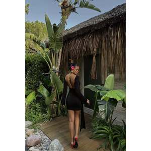 Robe noire à manches longues avec détails roses, technique crochetée, taille empire, volants, en spandex, taille XL, pour les fêtes et clubs au printemps et en automne - Product Image 1