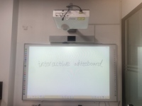 Tableau blanc interactif intelligent infrarouge mural USB en métal émaillé PET de 82, 86, 96, 102 pouces à 20 points de contact pour salles de classe scolaires
