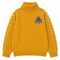 Pull col roulé en maille torsadée pour femme grande taille, avec accent perlé sur la manche et insignes brodés, style grec