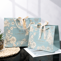 Sac Cadeau en Papier Couché à Ruban Floral Esthétique Premium avec Estampage à Chaud Doré pour Emballage de Vêtements de Luxe et Boutiques de Détail