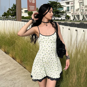 Robe d'été INS à fleurs fraîches, style cami, avec dentelle, coupe trapèze, mini-robe ajustée pour femme jeune - Product Image 2