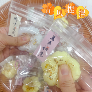 Juguete Antiestrés Súper Suave con Forma de Pastel de Osmanthus Estilo Antiguo, Juguete de Compresión Lindo y Terapéutico, Simulación de Postre para Todas las Edades - Product Image 3