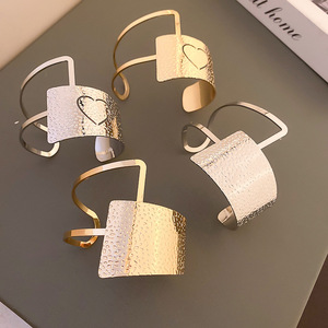 Ensemble de manchettes et bracelets pour le bras supérieur en métal argenté et bicolore, avec motif cœur géométrique abstrait en relief |   Élégant bracelet de bras en argent gaufré D - Product Image 2