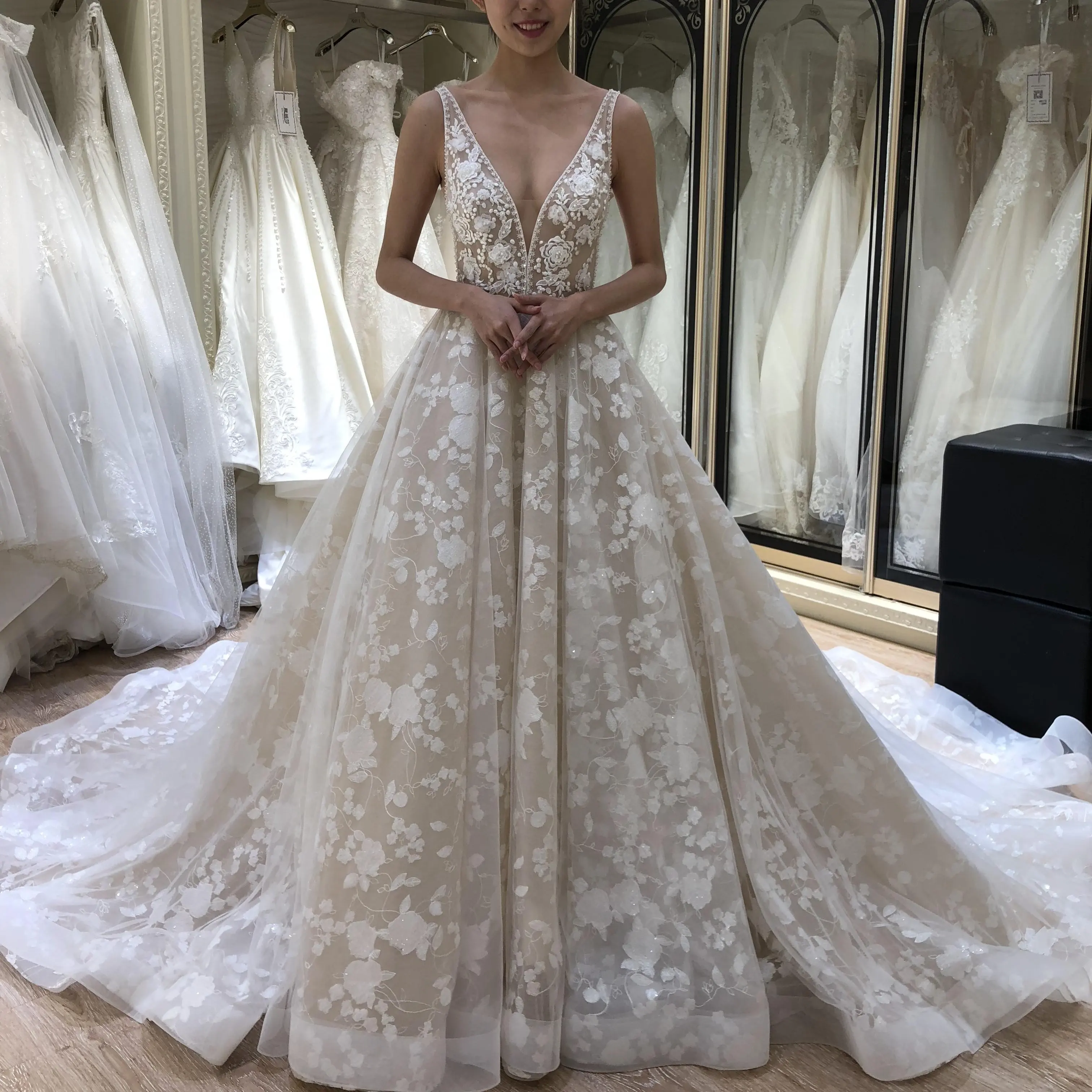 2021 hot sell elegant v neck sleeveless ball gown wedding dress bridal gown for women