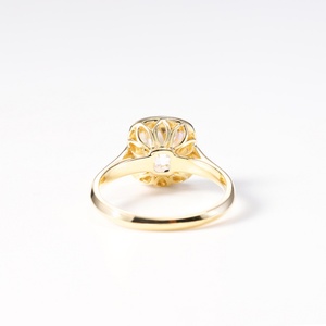 Bague de mariage vintage en or jaune 18 carats avec moissanite taille ancienne européenne (OEC) de 4,5 carats, forme coussin, faite à la main - Product Image 2