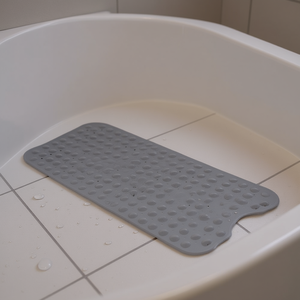Alfombrilla antideslizante para bañera de 39 x 16 pulgadas, gris, con ventosas y orificios de drenaje para baño - Product Image 2
