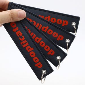 Porte-clés en tissu personnalisé brodé style streetwear pour la marque de vêtements, porte-clés tissé personnalisé avec logo, étiquette jet tag - Product Image 1